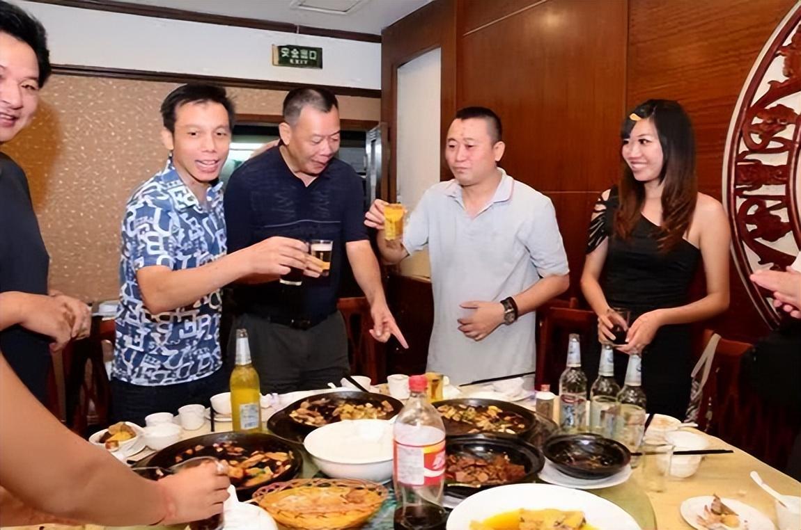 第一种:与领导同事吃饭生活中很有很多种不同场合的酒局,不同场合面对